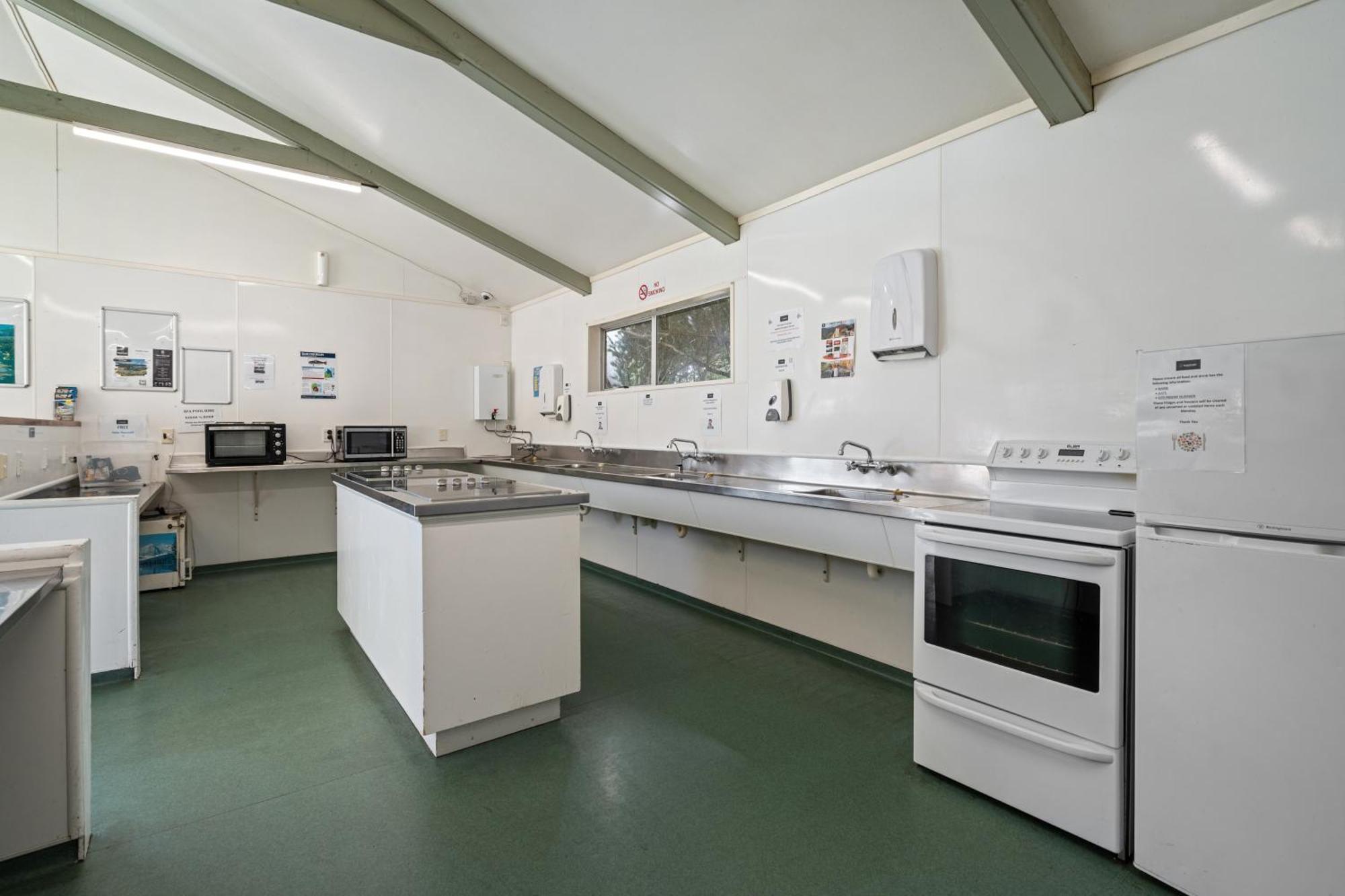 Tasman Holiday Parks Пиктон Экстерьер фото The kitchen at the station