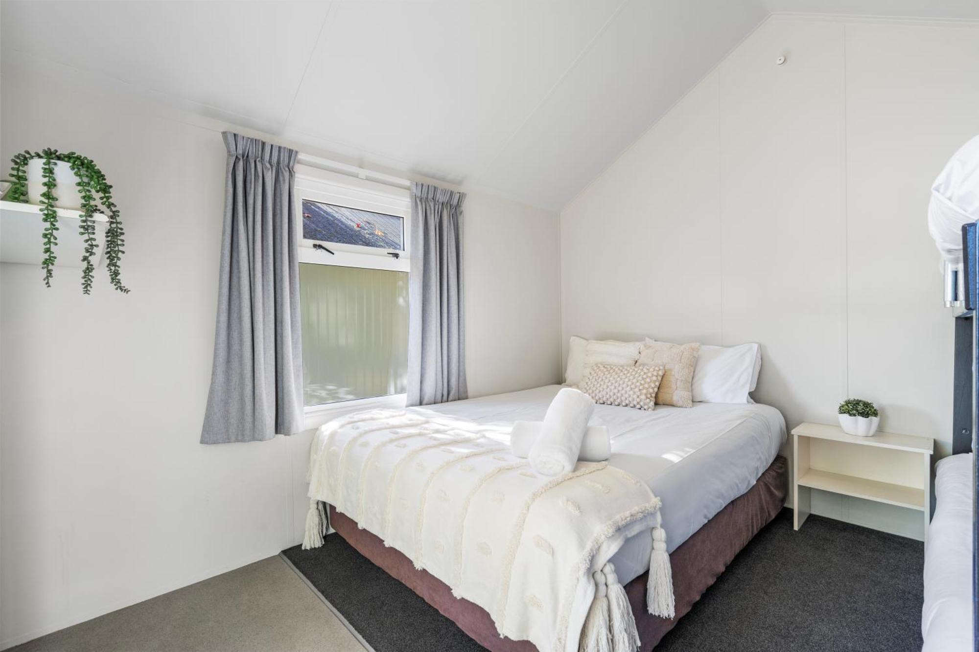 Tasman Holiday Parks Пиктон Экстерьер фото A bedroom in a student flat