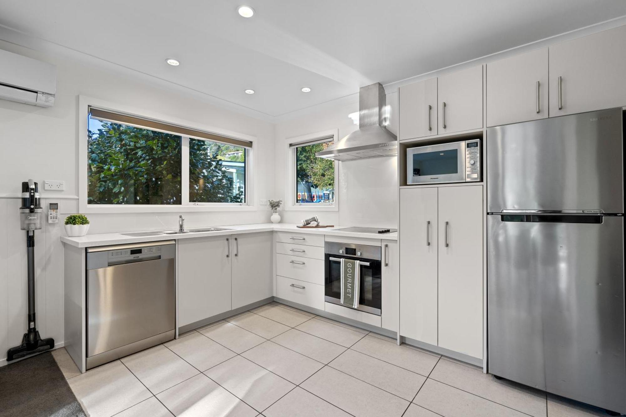 Tasman Holiday Parks Пиктон Экстерьер фото A modern Australian kitchen