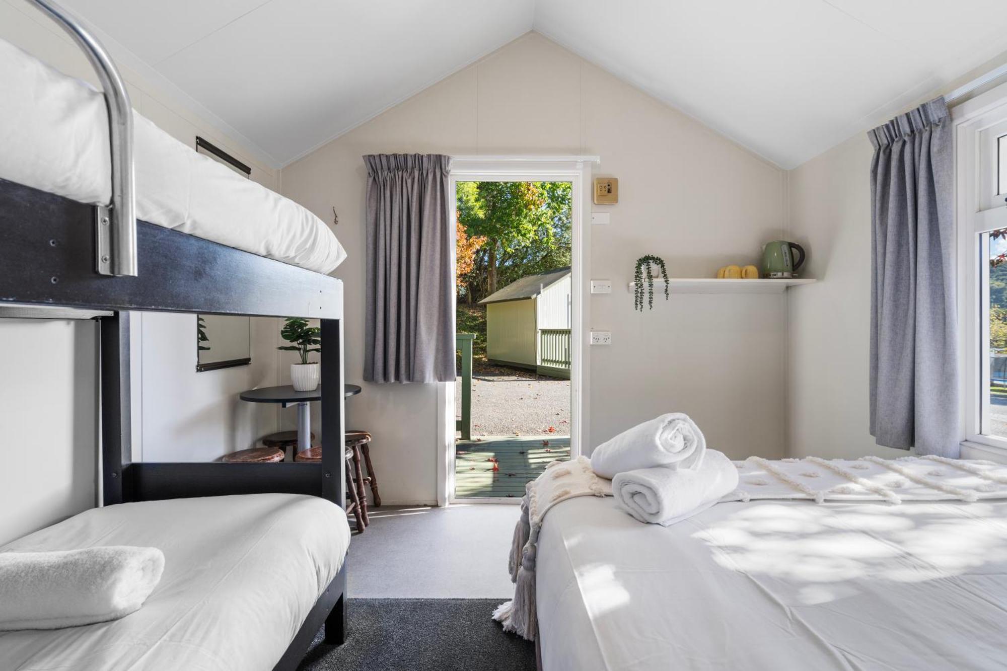 Tasman Holiday Parks Пиктон Экстерьер фото A room at the motel
