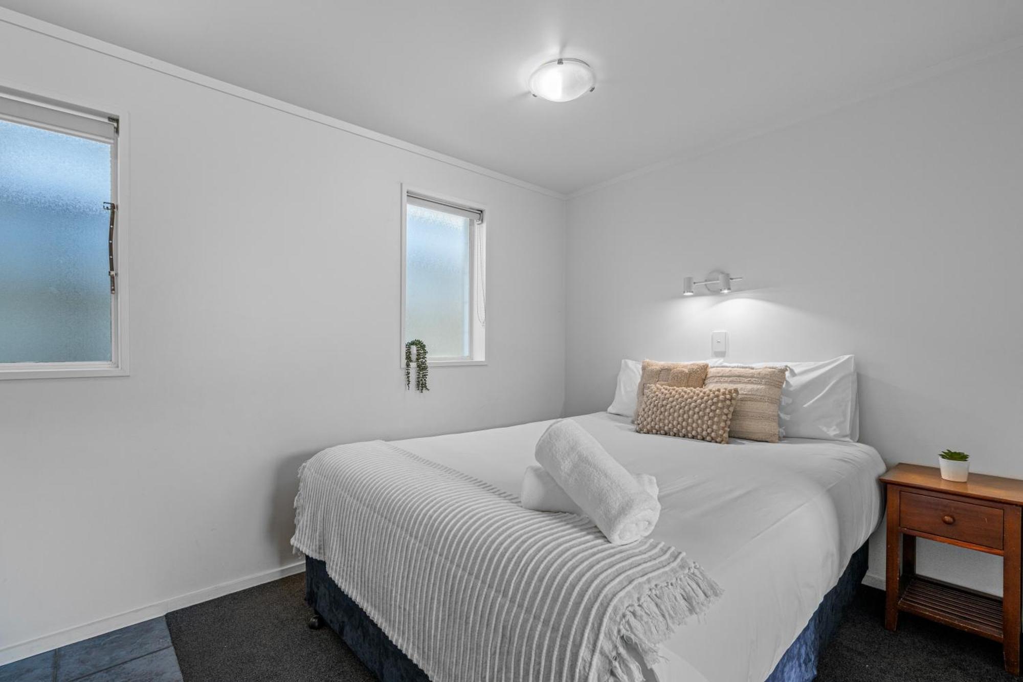 Tasman Holiday Parks Пиктон Экстерьер фото A bedroom at the hotel