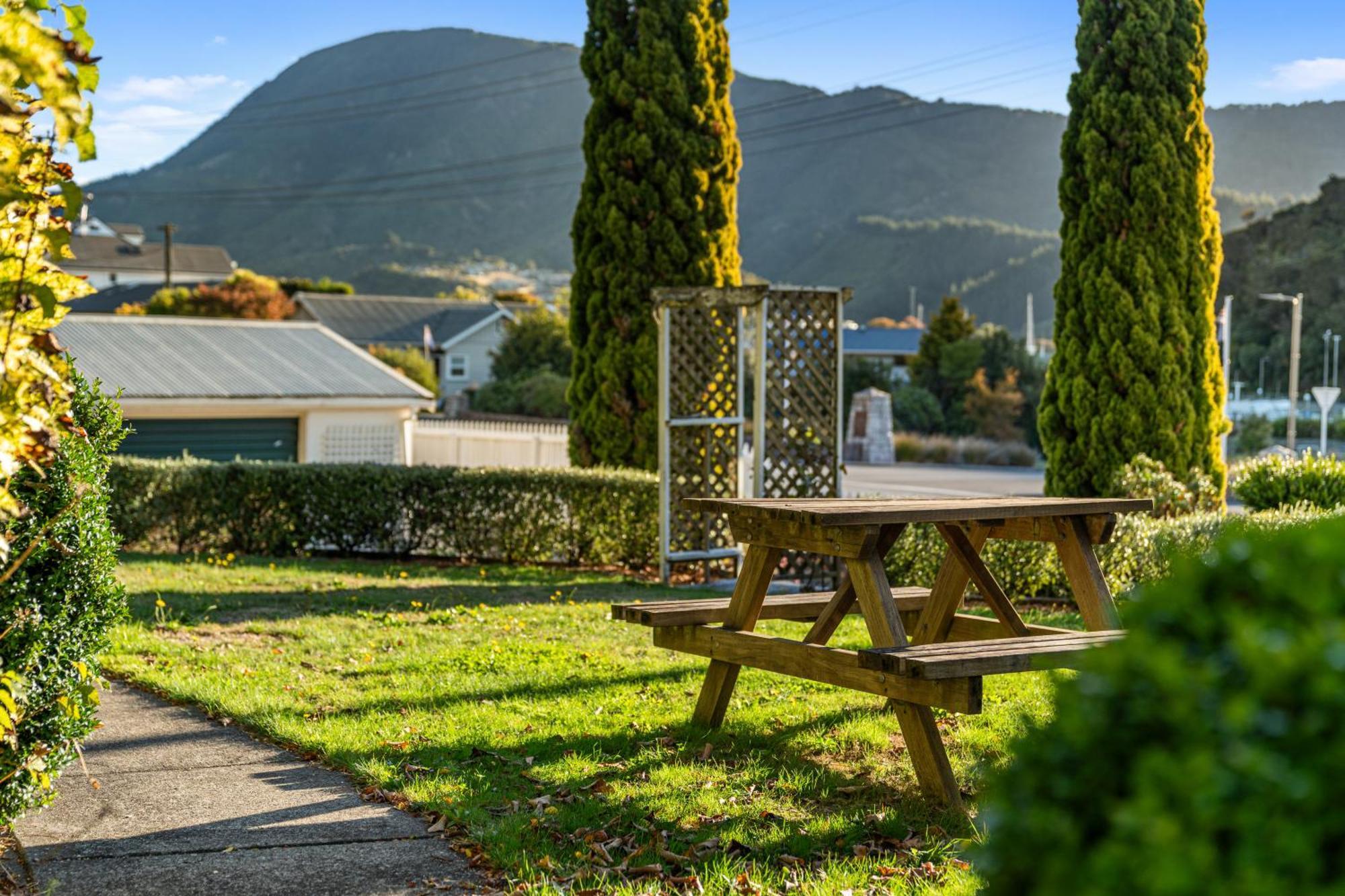 Tasman Holiday Parks Пиктон Экстерьер фото The park's main lawn
