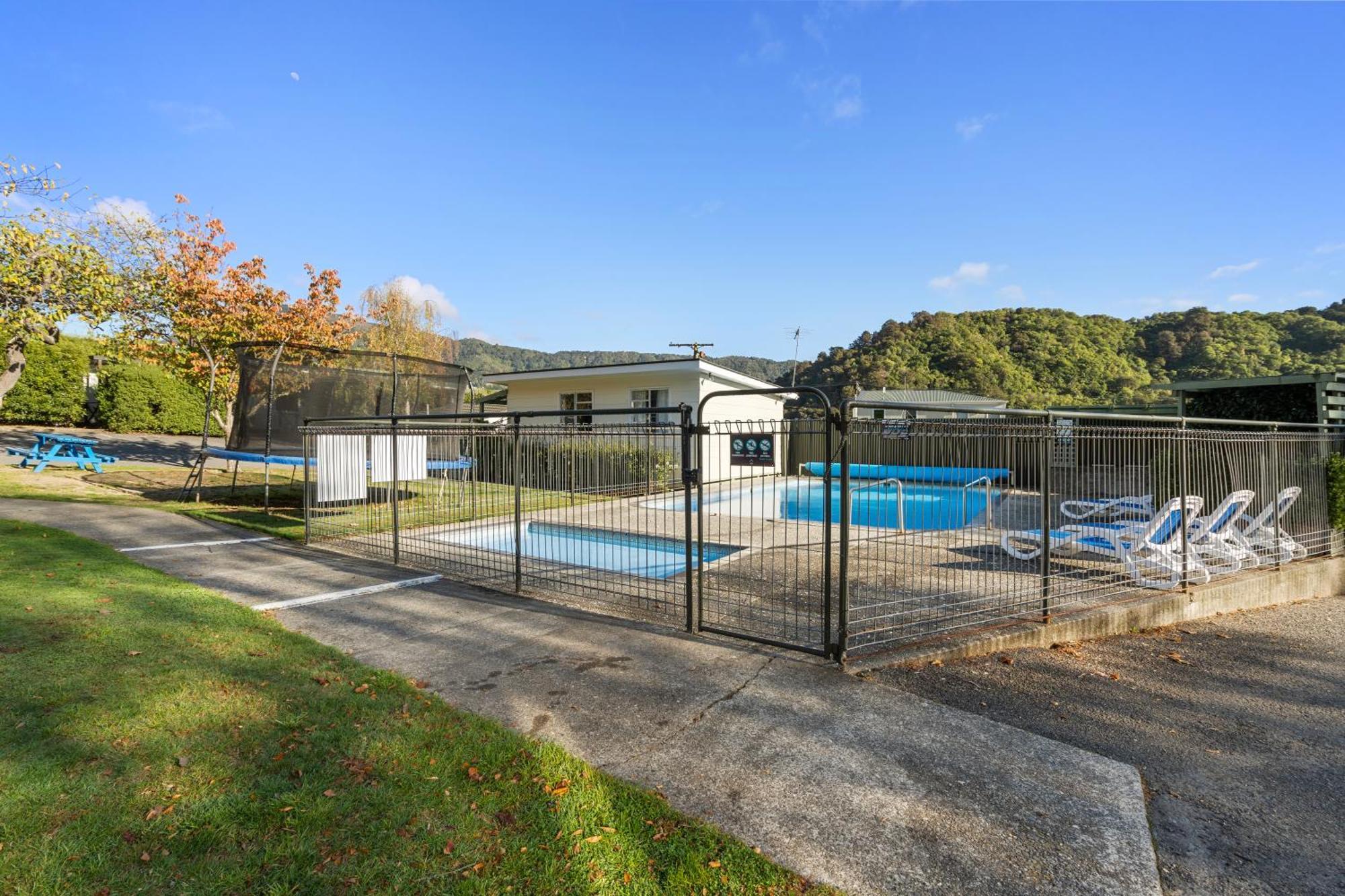 Tasman Holiday Parks Пиктон Экстерьер фото The swimming pool at the station