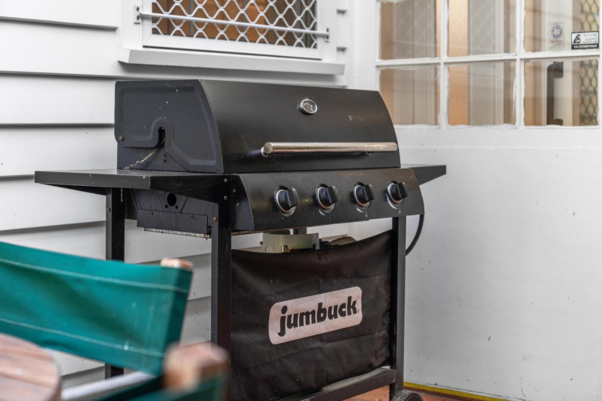 Tasman Holiday Parks Пиктон Экстерьер фото A gas barbecue