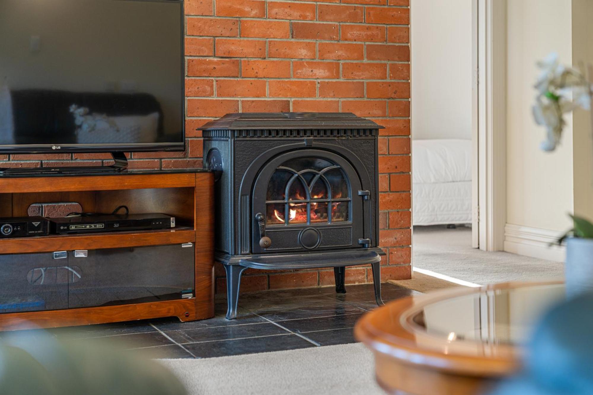 Tasman Holiday Parks Пиктон Экстерьер фото A wood-burning stove