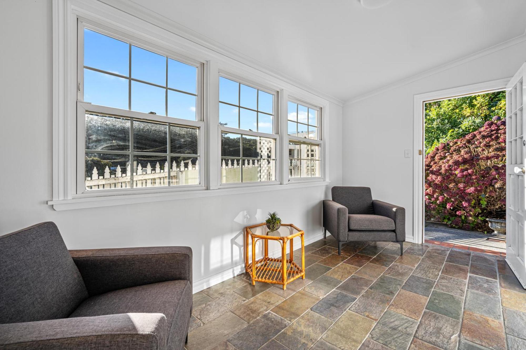 Tasman Holiday Parks Пиктон Экстерьер фото A room with a view of the garden