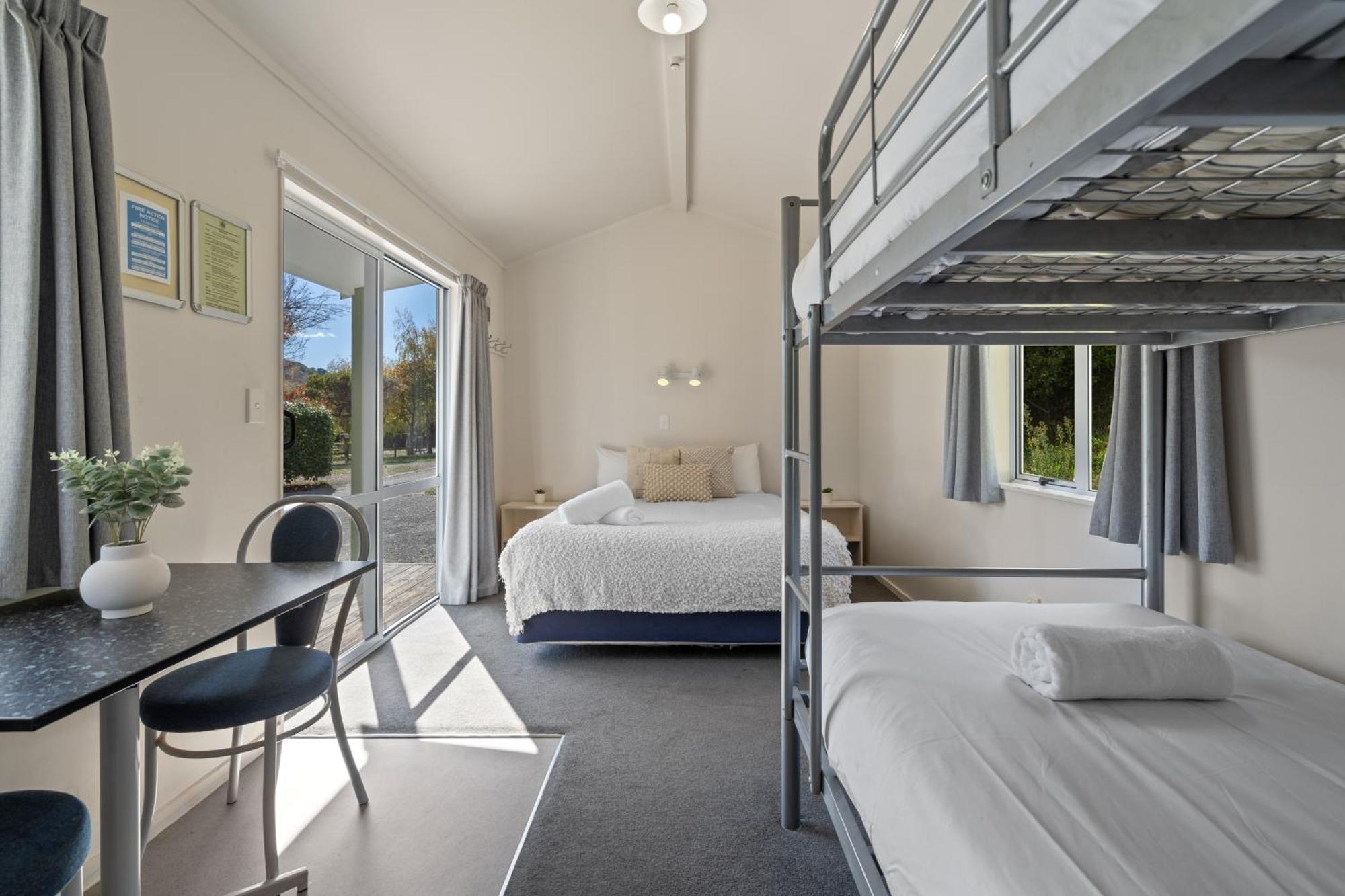Tasman Holiday Parks Пиктон Экстерьер фото A typical room at a backpackers' hostel in Australia