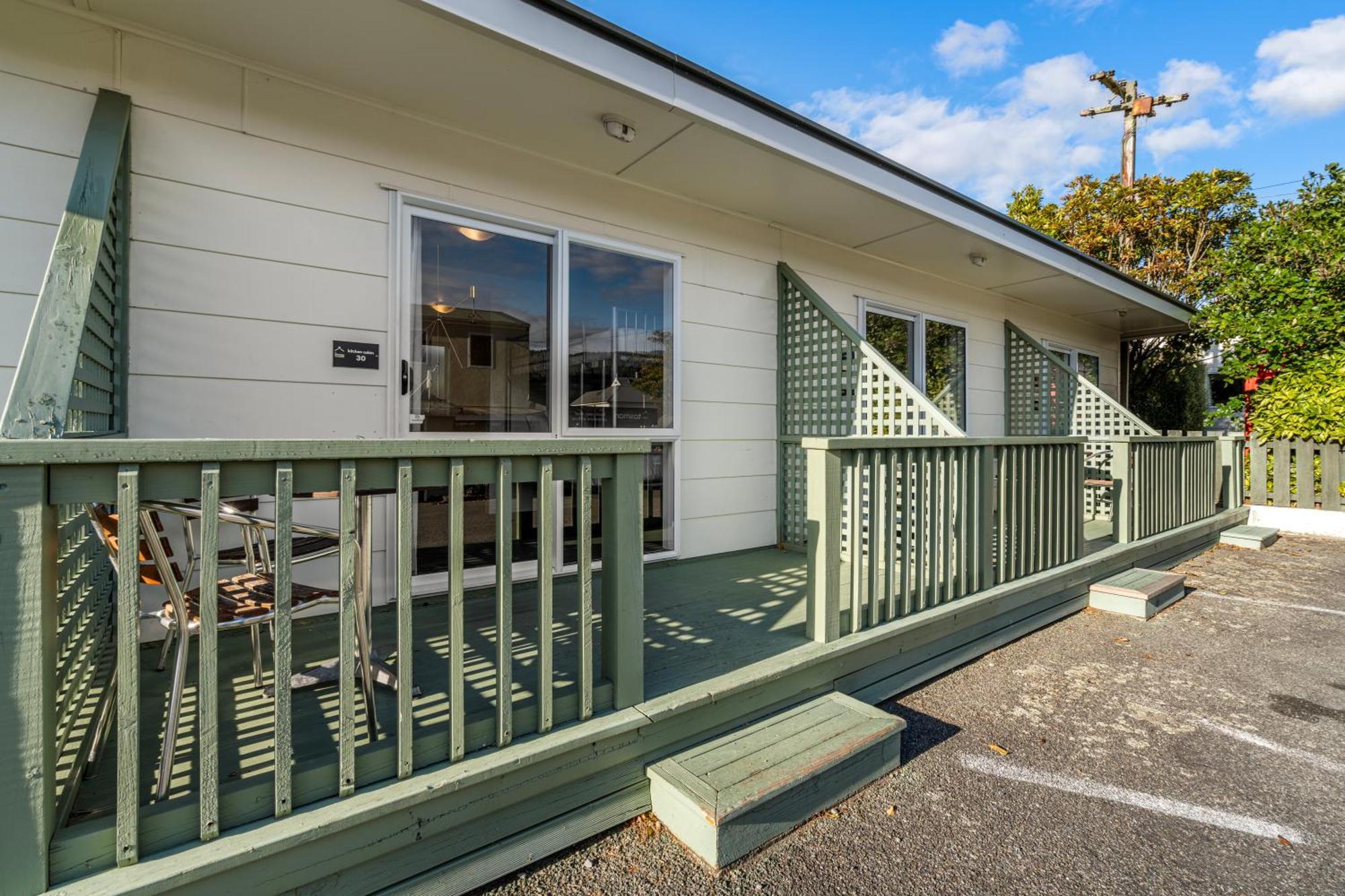 Tasman Holiday Parks Пиктон Экстерьер фото A typical motel room in New Zealand