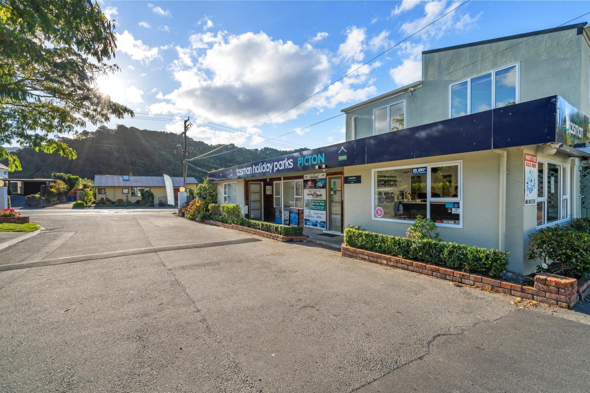Tasman Holiday Parks Пиктон Экстерьер фото The entrance to the swimming pool