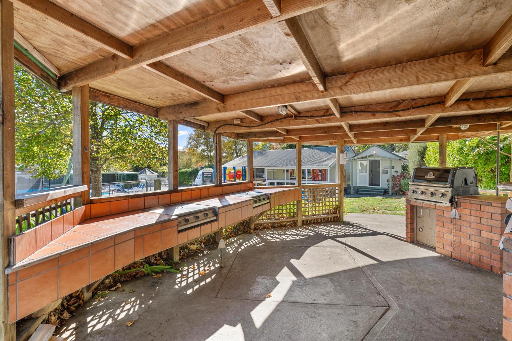 Tasman Holiday Parks Пиктон Экстерьер фото The outdoor kitchen at the Student Union