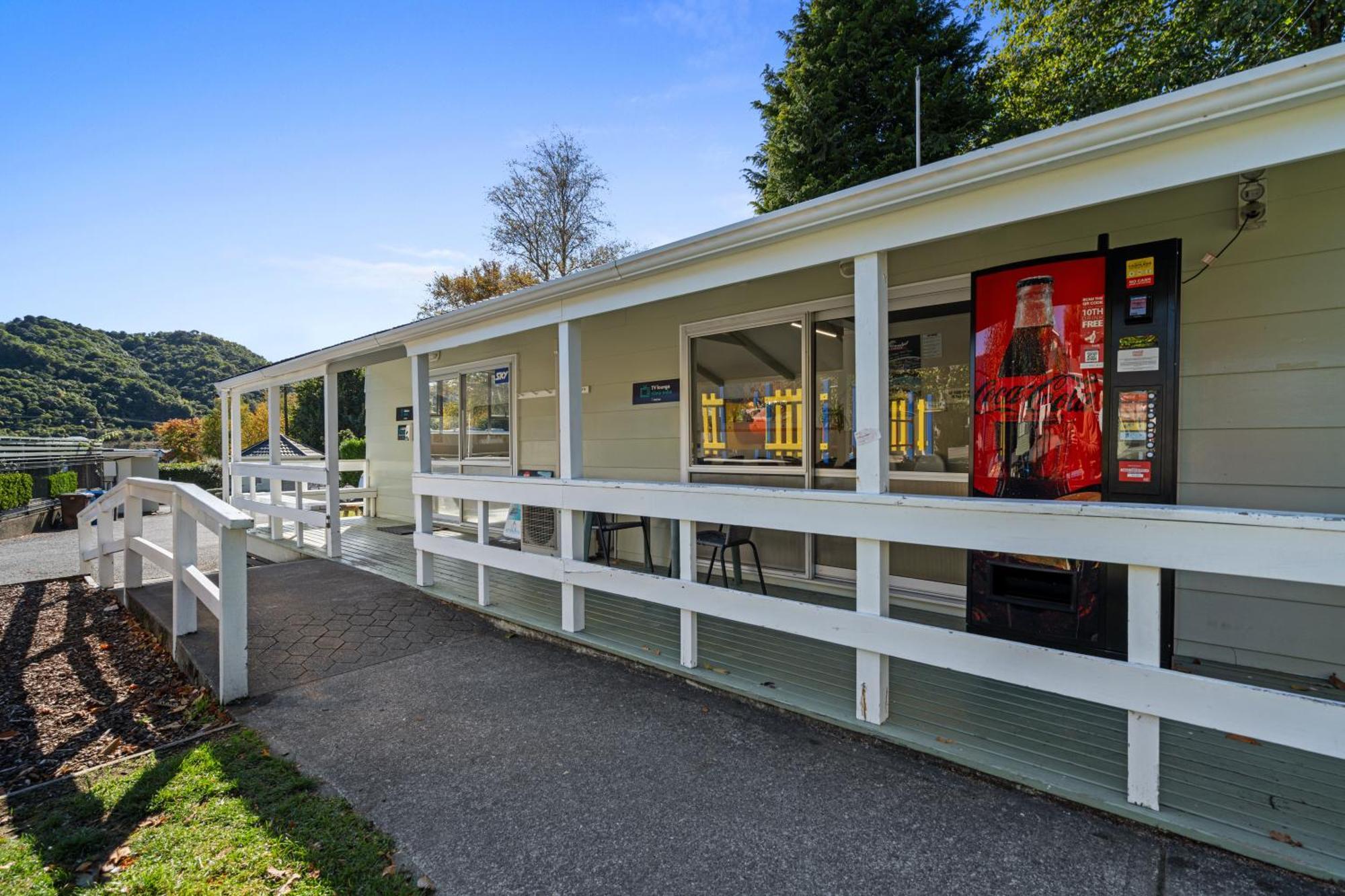 Tasman Holiday Parks Пиктон Экстерьер фото The station in 2019