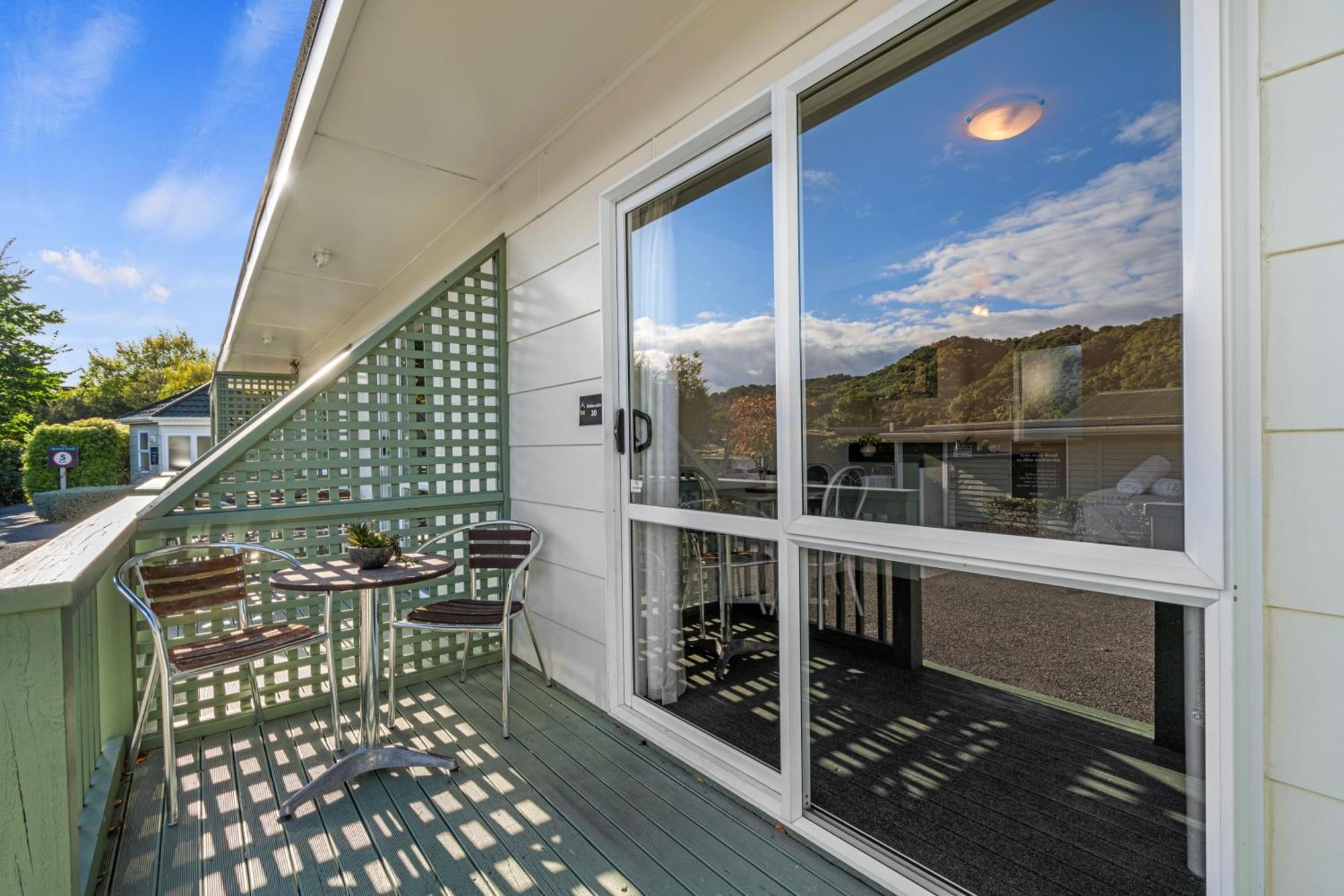 Tasman Holiday Parks Пиктон Экстерьер фото A sliding door