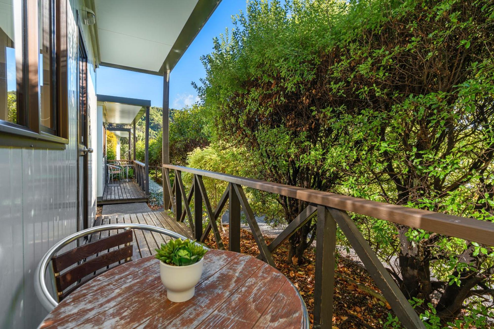 Tasman Holiday Parks Пиктон Экстерьер фото A balcony in a house