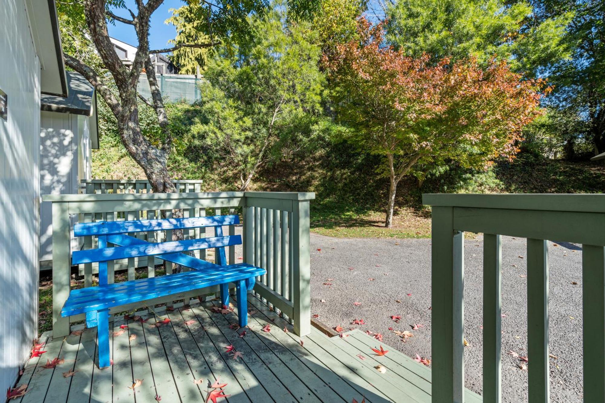 Tasman Holiday Parks Пиктон Экстерьер фото A view of the deck at the 1906 Spring Street house