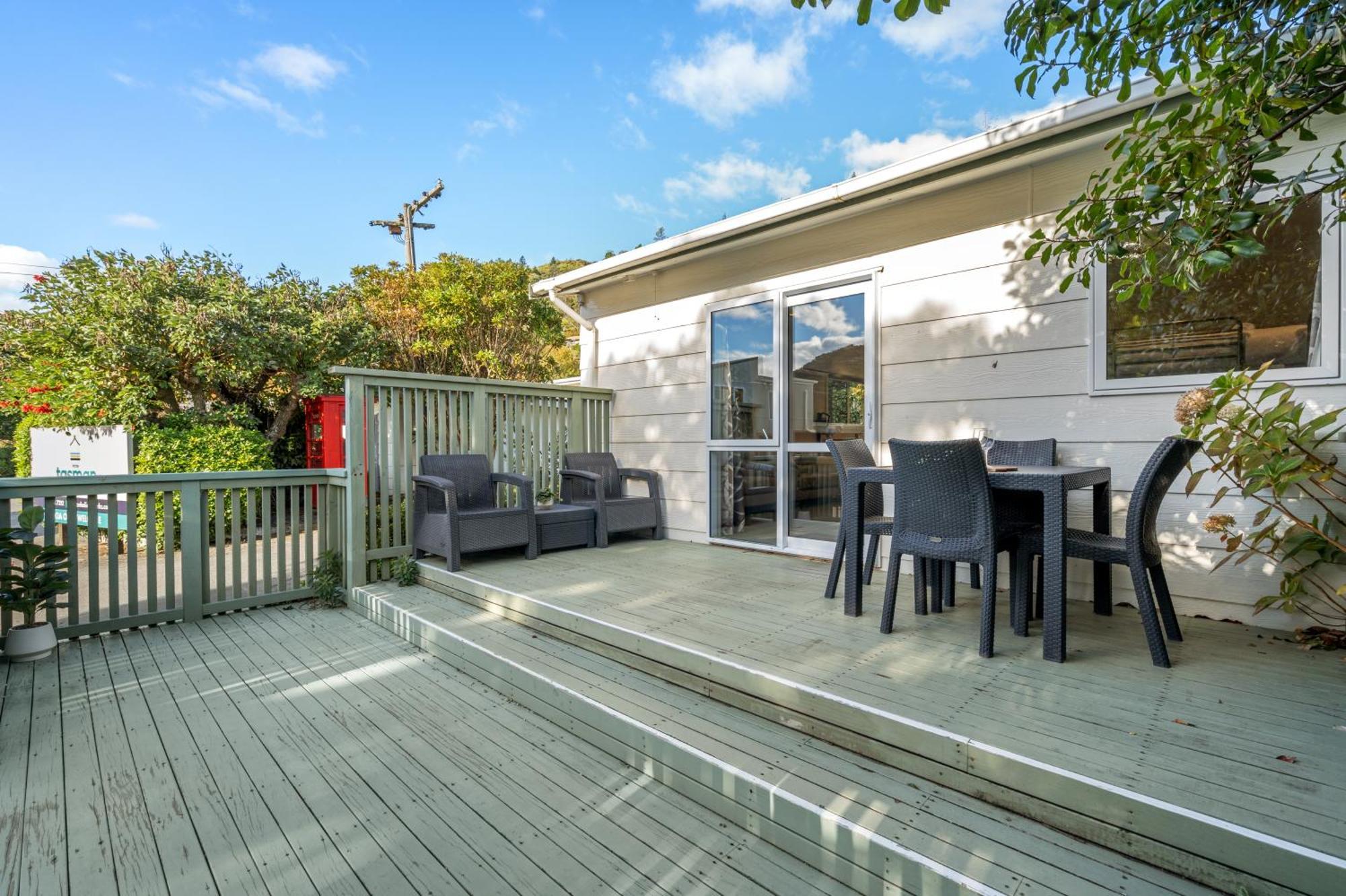 Tasman Holiday Parks Пиктон Экстерьер фото A deck in New Zealand