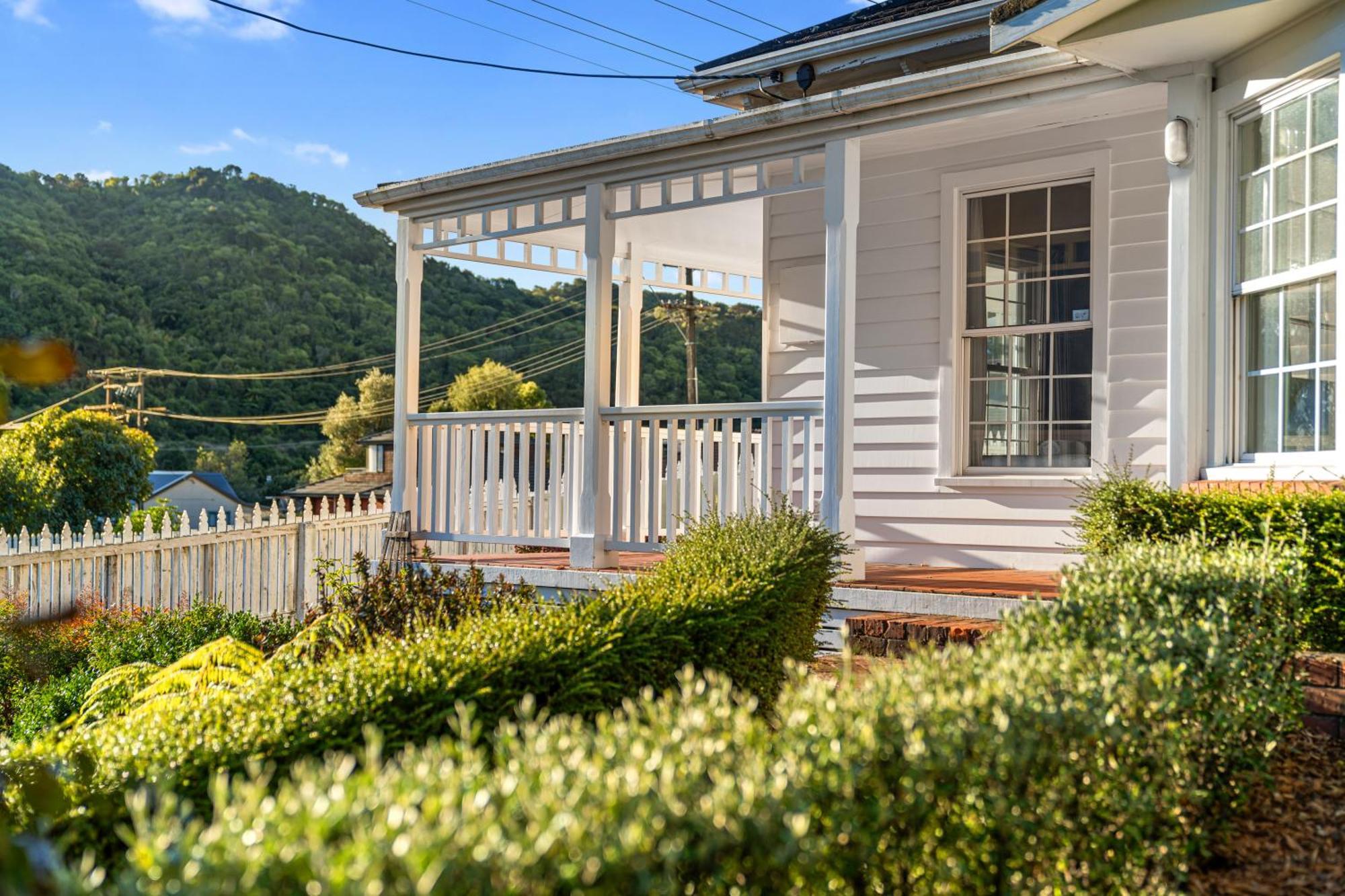 Tasman Holiday Parks Пиктон Экстерьер фото The house's front entrance
