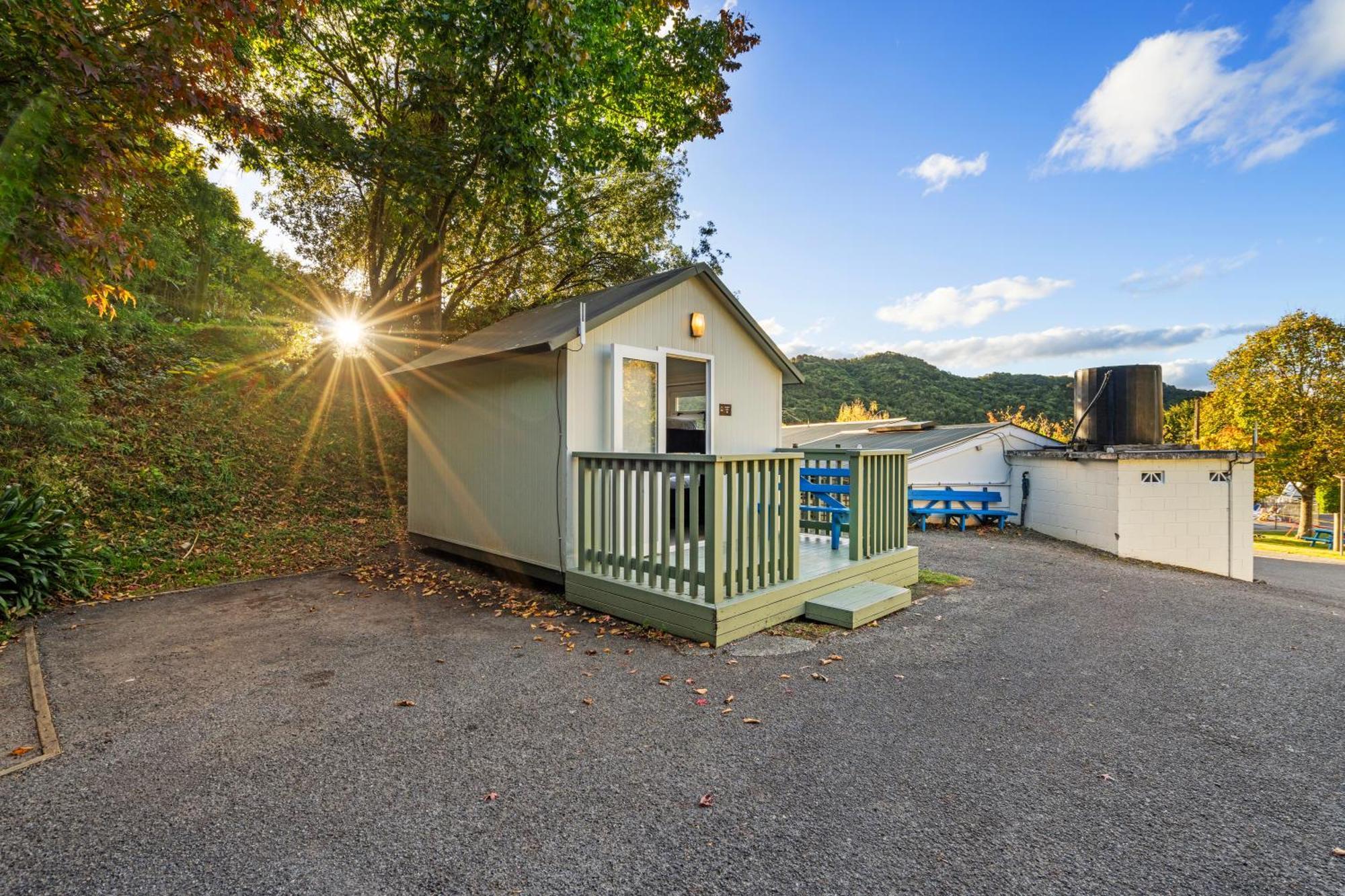 Tasman Holiday Parks Пиктон Экстерьер фото A tiny home in New York